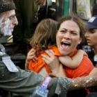 La resistencia roció a  los soldados israelíes con pinturas, ácido y basura en señal de protesta