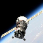 El androide ruso "Fiódor" entra en la estación espacial tras el acoplamiento de la Soyuz