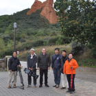 El equipo de la televisión y de la productora nipona, ayer con el presidente del Consejo.