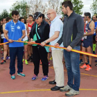 Alberto González (i) vencedor de la prueba, Margarita Ramos cortando la cinta (c) y Mónica Aller (i). PEÑACORADA/CUNDI VEGA