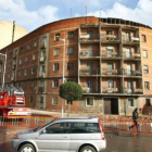 Los bomberos tuvieron que tirar parte de la fachada del viejo cuartel que estaba inestable y peligra