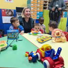 La consejera de Familia, Isabel Blanco, en un aula del Hogar de la Esperanza. DL