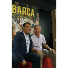 Johan Cruyff, derecha, muestra su apoyo a Joan Laporta.