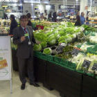 Diego Ponce es el director de Carrefour en León. En la imagen, muestra la promoción en el hipermercado leonés.