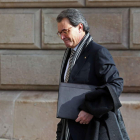 El expresidente Artur Mas regresa tras el receso para la comida a la sede del TSJC. TONI ALBIR