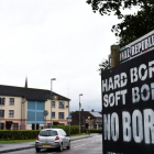 Un cartel en Londonderry, ciudad fronteriza de Irlanda del Norte, con la consigna: Frontera dura, frontera blanda, sin frontera.