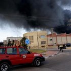Columna de humo generada como consecuencia del incendio ocurrido esta mañana en la empresa quimica Indukern,  ubicada en el poligono industrial Fuente del Jarro de Paterna.