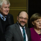 Merkel (derecha), junto a Schulz (centro) y Horst Seehofer, presidente de la CSU, durante la reunión en la sede del Partido Socialdemócrata (SPD) en Berlín, el 2 de febrero.