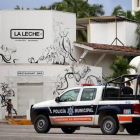 La policía custodia el restaurante "La Leche" donde se produjo el secuestro de un grupo de presuntos miembros del crimen organizado.