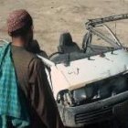 Un afgano mira el autobús destrozado por la explosión