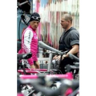 Ullrich comenta con su hermano, el mecánico, las incidencias del día