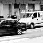 Una camioneta que pide el voto para el PCTV aparca al lado de una sede de LAB