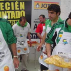 Jugadores como Aláez, Quijada, Boni y David ejercieron de camareros