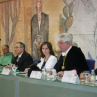 Mesa presidencial de la constitución de la Academia, con la consejera y el rector.