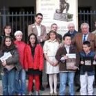 Un grupo de niños de los que asisten a las clases del instituto junto con profesores y David Álvarez