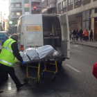Personal del Instituto Anatómico Forense procede al traslado del cadáver del hombre fallecido en el incendio que ha tenido lugar en el número cuatro de la calle Suero de Quiñones.