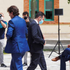 Alfonso Fernández Mañueco se cruza con el portavoz del PSOE, Luis Tudanca, en la firma del Pacto de Comunidad. R. GARCÍA