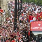 Los jugadores del Sevilla FC en la celebración del triunfo en la Liga Europa, el pasado mes de mayo . EFE/ RAÚL CARO.
