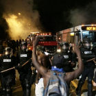 Los manifestantes han bloqueado la carretera durante la protesta por la muerte de Keith Lamont Scott, en Charlotte.