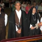 El matrimonio, en el centro, acompañado de los padrinos, celebraron ayer sus bodas de plata