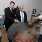 Sergio Fernández y el alcalde de Bembibre, con dos de los cocineros que anoche sirvieron botillo a 600 comensales.