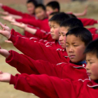 Niños chinos hacen ejercicio en la escuela Wushu de la ciudad de Dengfeng, en el centro de China. WU HONG