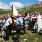 Cientos de personas acompañaron a la Virgen durante la bendición de los campos.