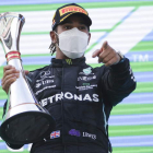 Lewis Hamilton celebra en el podio su triunfo en el Gran Premio de España. MORENATTI