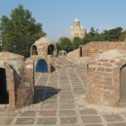 Arriba, a la izquierda, estatua del rey Vajtang Gorgasali, fundador de Tiflis. Al lado, varias imagenes de la ciudad y los famosos baños.