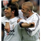 Beckham abraza a Raúl tras conseguir el jugador canterano el tercer gol del conjunto madridista