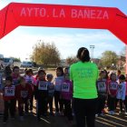 Los pequeños se colocan en la línea de salida mientras reciben las últimas instrucciones. Al lado, otro grupo anima la mañana.