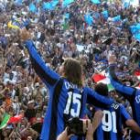 Los jugadores del Inter celebran el triunfo logrado en Siena que les otorta el título italiano