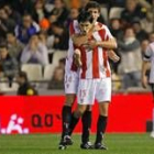 Los jugadores del Athletic Javier Martínez (detrás) y Andoni Iraola celebran el segundo gol bilbaíno