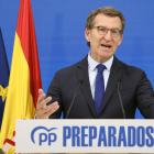 Alberto Núñez Feijóo ayer, durante su comparecencia en la sede del PP gallego. XOAN REY