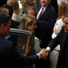Pedro Sánchez (i), saluda al diputado electo en prisión preventiva de ERC Oriol Junqueras, durante la sesión constitutiva de las nuevas Cortes Generales