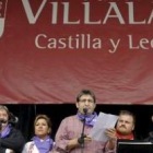 El nuevo director del grupo Marca, Óscar Campillo (c), lee el manifiesto en la campa de Villalar.
