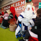 Melchor, Gaspar y Baltasar pasaron un rato por la terraza de El Corte Inglés ayer por la tarde. RAMIRO