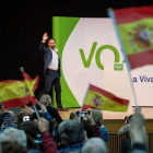 Santiago Abascal saluda durante el acto público que el partido celebró en Teruel. ANTONIO GARCÍA