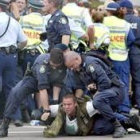 La policía detuvo en Sidney a varios manifestantes antiglobalización durante la reunión de la OMC