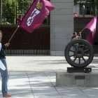 Una joven con una bandera de León