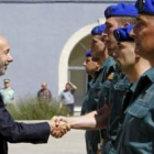 Rubalcaba saluda a los integrantes del relevo del contingente de la Guardia Civil.