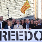 Alcaldes independentistas muestran, en Bruselas, su apoyo al Govern cesado.