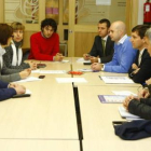 Los representantes de Aletic, ayer en la sede del PSOE.