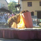 Una de las carrozas de las peñas que representa un oso sacando miel de una jarra.