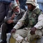 Un iraquí charla con un marine que descansa en uno de los puestos de control establecidos en Bagdad