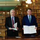 El presidente de la Junta de Castilla y León, Alfonso Fernández Mañueco (2d), firma un convenio con el director de la RAE, Santiago Muñoz Machado (2i); el rector de la Universidad de Salamanca, Ricardo Rivero (d); y el alcalde de Salamanca, Carlos García Carbayo (i), para el desarrollo de proyectos específicos de investigación sobre la lengua española. EFE/ Zipi Aragon