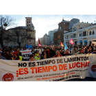 La entrada de la columna Noroeste ayer en la plaza de Botines de León, donde unas 300 personas escucharon los argumentos de las Marchas de la Dignidad que confluirán el próximo día 22 en el centro de Madrid.