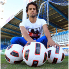 Mateo posa en El Toralín rodeado de sus mejores aliados en el campo, los balones.