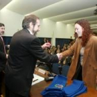 Irene Crespo Gómez, licenciada en Biología, recoge su insignia