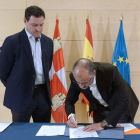 Raúl de la Hoz (i) y Luis Fuentes (d), firmando el acuerdo para apoyar los Presupuestos. NACHO GALLEGO
